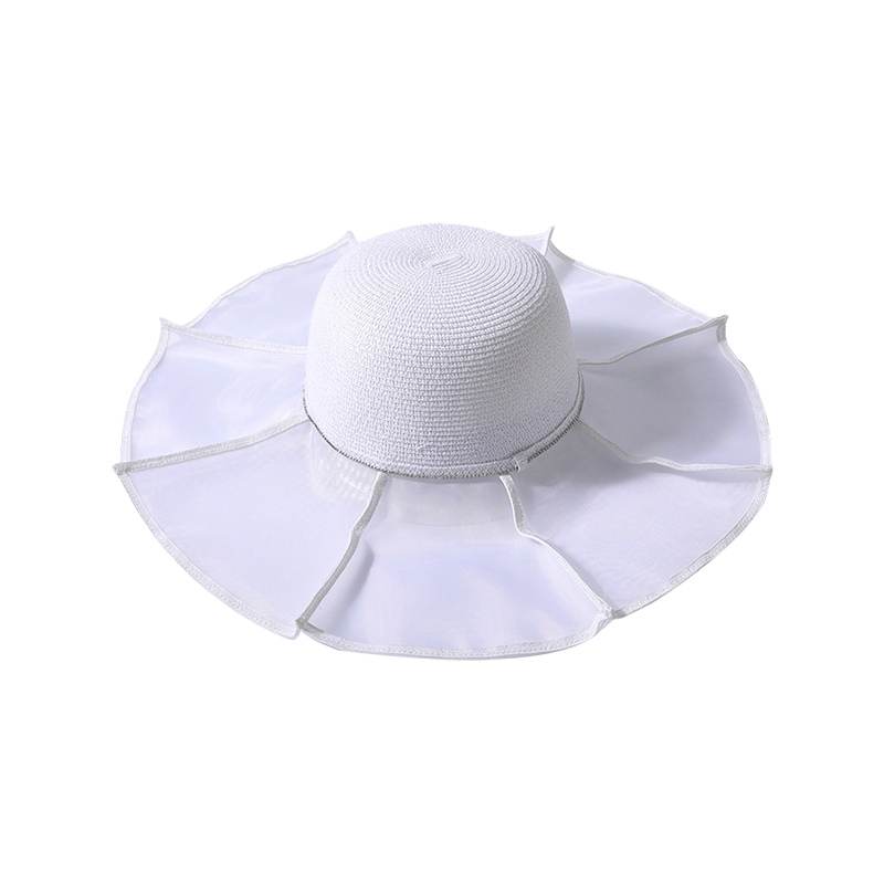 帽檐由折叠的网布和纸制成,还有小祥峰的大帽檐